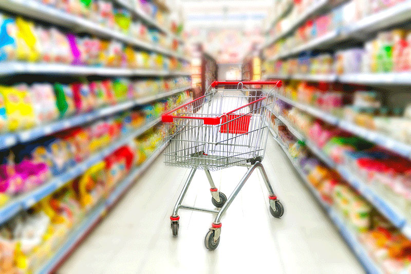 empty grocery cart in blurry isle