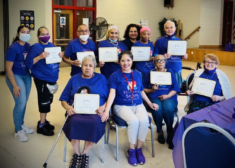 Adriana Pérez (centro) con integrantes egresados del estudio Tiempo Juntos. (Foto cortesía de Adriana Pérez)