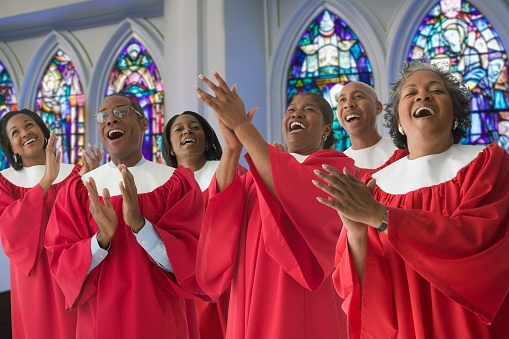 Chorus in red robes, singning
